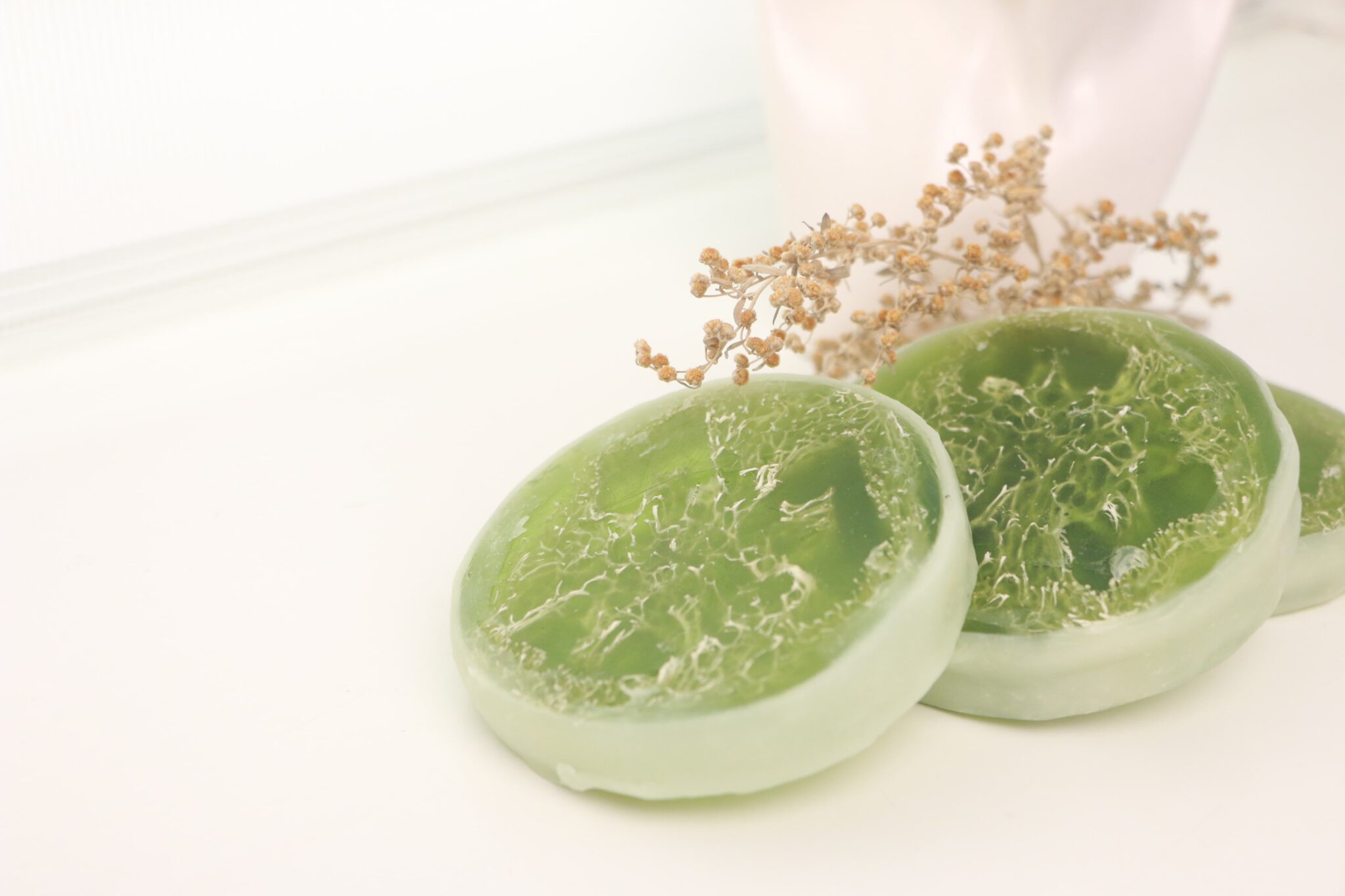 Мыло с люфой. Мыло с люффой. Мыло скраб с люфой. Мыло с люфой своими руками. Мыло с люфой ручной работы.