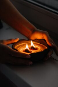 Чорна масажна SPA свічка з кокосом та баттером моной