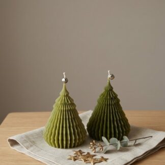 Декоративна воскова свічка Ялинка ручної роботи з ароматом хвої